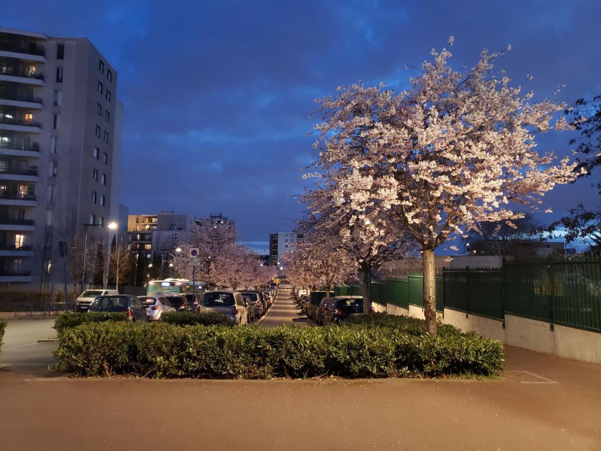 Disponible - Appartement Entier - 10Mn Rer B Aeroport Cdg - Paris Gare Du Nord, T11 Express, Le Bourget, Tout Equipe, Netflix Gratuit, 3 Personnes, 4Eme Etage, Escaliers, Parc Des Expositions, Parking Rue Gratuit Apres 19H ดร็องซี ภายนอก รูปภาพ
